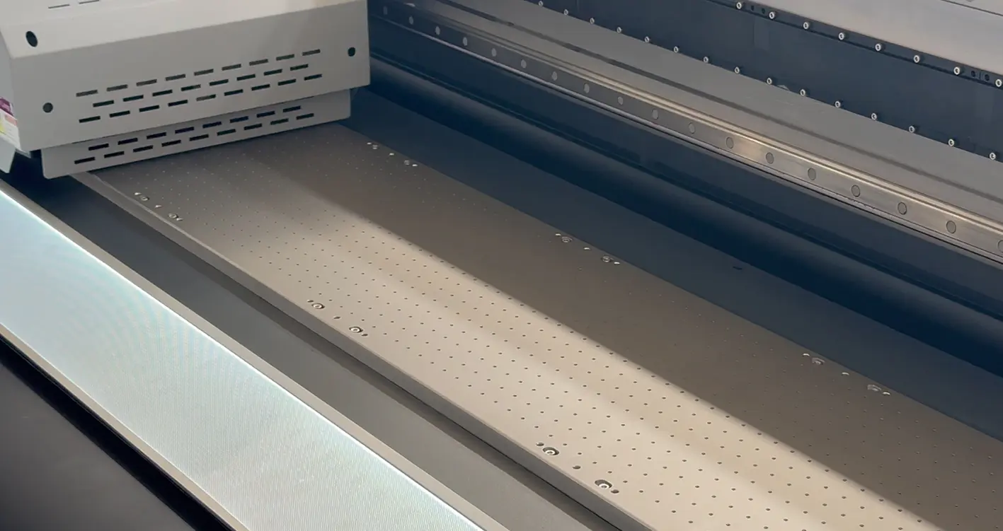 Water-cooled platform + vacuum adsorption prevents material deformation and corrosion